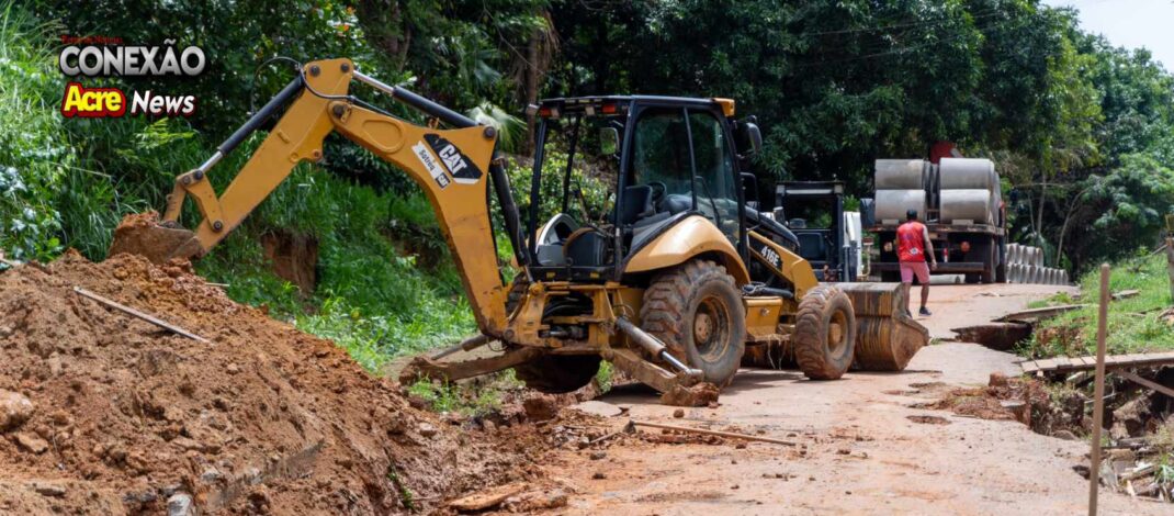 A Prefeitura inicia obra de recuperação da estrada da Fontinele de Castro.