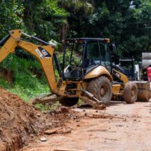 A Prefeitura inicia obra de recuperação da estrada da Fontinele de Castro.