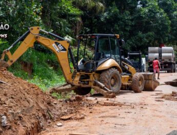 A Prefeitura inicia obra de recuperação da estrada da Fontinele de Castro.